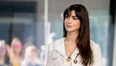 Anne Hathaway se declara fan de Rosalía: "Mi marido me decía buenos días y yo: ‘Malamente’"