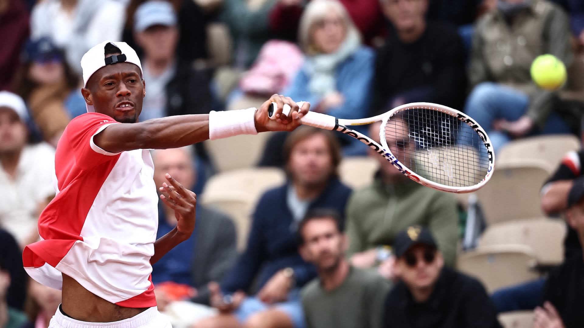 WATCH: Christopher Eubanks gives racquet to fan after Jannik Sinner Roland Garros loss | Tennis.com