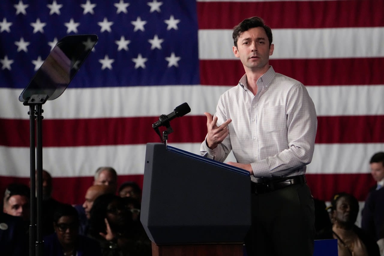 Sen. Ossoff helping to resolve Social Security and Medicare issues at community event