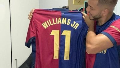 Raphinha se ríe al ver una camiseta de Nico Williams del Barça con su dorsal 11