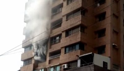 出動14車灌救！大樓爆火警「黑煙狂竄」 住戶：有爆炸聲