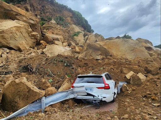 影／基隆潮境公園山崩！轟一聲30秒全埋掉…他車被砸爛「石頭比我車子還大」、坍方10層樓高何時能搶通？