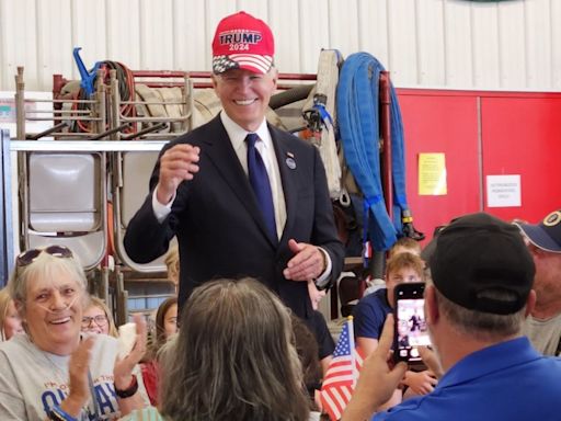 Joe Biden se puso brevemente una gorra de Trump en gesto de unidad