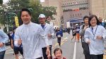 臺北馬「歡樂早餐跑」5000人躍動城市 蔣萬安化身暖爸伴二寶兒齊步跑