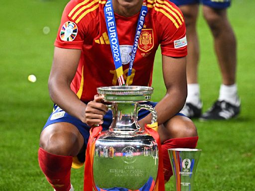 El cumpleañero Lamine Yamal gana la Euro 2024 y el premio al mejor jugador joven