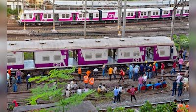 Technical glitch disrupts Western Railway services at Mumbai’s Borivali station - CNBC TV18