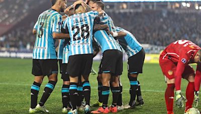 Racing derrota ‘in extremis’ a Riestra y se afianza como líder del fútbol en Argentina