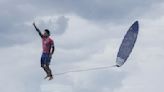 JO 2024 (surf): l'incroyable et sublime photo de Gabriel Medina, qui vole au-dessus de l'eau