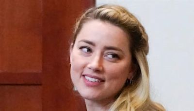 Amber Heard sorprende con su reacción al ver un tatuaje de su rostro en pierna de fan