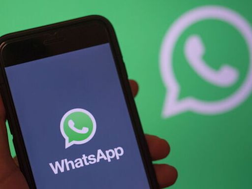 El nuevo botón con doble flecha de WhatsApp que agiliza el reenvío de mensajes