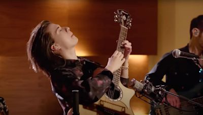 Marcin brings virtuosic acoustic playing to mainstream TV – and tackles Tim Henson’s guest solo with a mid-song guitar switch – in Late Show performance