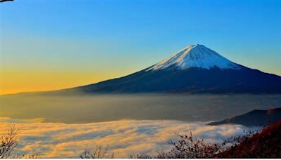 罕見！ 日本富士山發生「雪泥流」場面壯觀