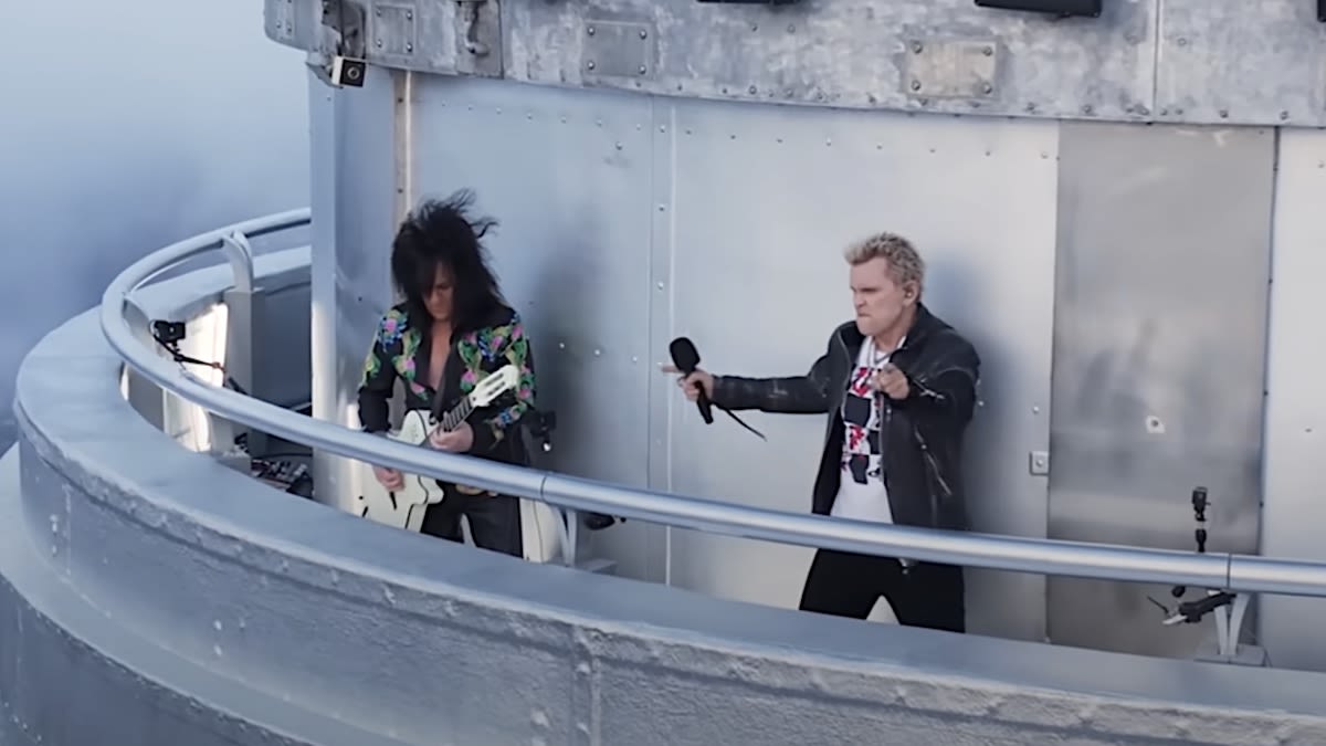 Billy Idol Performs “Rebel Yell” from the Top of the Empire State Building: Watch