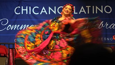 Graduación latina en Fresno State, la mayor del país, termina como baile. Ve el video