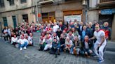 Emotivo homenaje de los corredores del encierro a Marcela y Rafa, de la Librería Abárzuza, que se jubilan