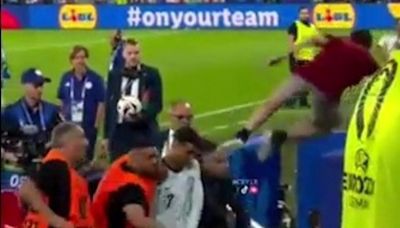 Un hincha saltó a la cancha y casi golpea a Cristiano Ronaldo en la Eurocopa