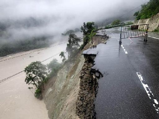 Heavy rain in Kalimpong triggers NH10 cave-in, landslides block traffic on route to Sikkim