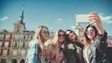 Los ‘influencers’ a los que paga Ayuso para hablar de Madrid: blogueros italianos, instagramers americanos o referentes ingleses