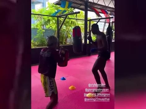 El futbolista Mario Balotelli prueba fortuna con el Muay Thai en Tailandia - MarcaTV