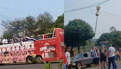 Video: ganaron el campeonato, salieron a “caravanear” y casi pierden la copa en el tendido eléctrico | Por las redes