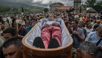 El pueblo de Galicia donde tienes que desfilar con la ropa que llevarías a tu funeral