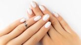 3 diseños de uñas blancos y negros para lucir en verano