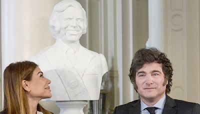 Instalaron el busto de Menem en la Casa Rosada - Diario El Sureño