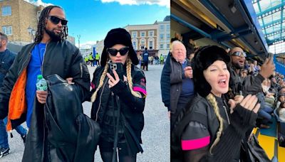 Madonna volta ao estádio do Chelsea anos depois e assiste jogo do time inglês ao lado do novo namorado