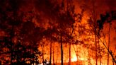 Francia: 900 bomberos combaten enorme incendio en el sureste