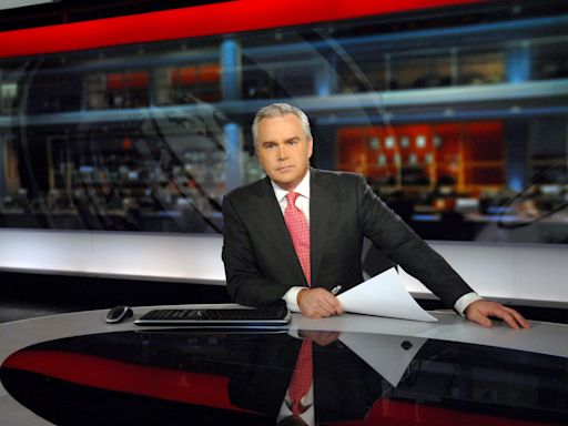 Renunció Huw Edwards, el presentador de la BBC acusado de haberle pagado a un menor de edad por fotos explícitas