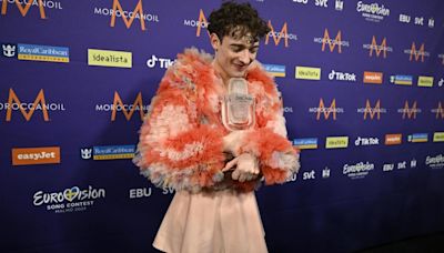 Nemo, ganador de Eurovisión, rompe su trofeo en un arrebato de euforia