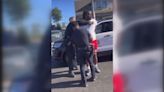 Captan en video a oficial del LAPD golpear a un hombre en la cara en Watts