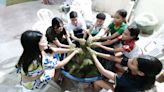 Corpus Christi: jovens católicos preparam tapetes de serragem em Belém