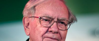 Berkshire Hathaway Sees Record Operating Profits, Cuts Apple Stake