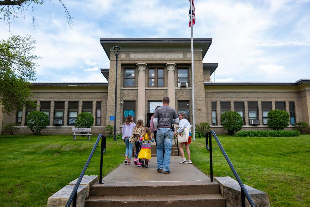 C.R. school board approves sales of Garfield, Arthur elementary schools despite protest