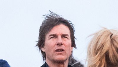 Tom Cruise dances to Oasis's Don't Look Back In Anger at Glastonbury