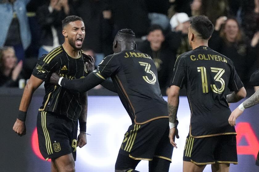 LAFC prevails over El Tráfico rival Galaxy in front of 70,000 fans at Rose Bowl