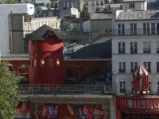 Pás do moinho de vento do Moulin Rouge de Paris desabam