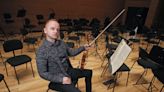 El violinista que huyó de la guerra para llevar su música al Mediterráneo