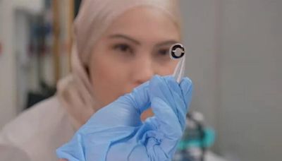 沒電哭就對了！科學家打造智慧隱形眼鏡電池 可用眼淚充電