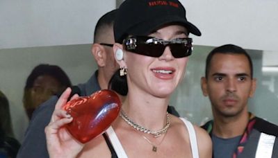 Katy Perry chega com aerolook descomplicado e chinelo brasileiro