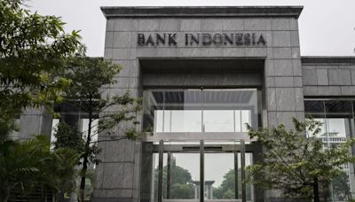 Indonesia Central Bank Delivers Surprise Rate Hike as Rupiah Tumbles