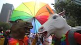 Miles de personas pintan de arcoíris la CDMX