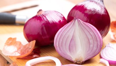 Why You Should Avoid Cooking Red Onions If You Want Their Full Flavor