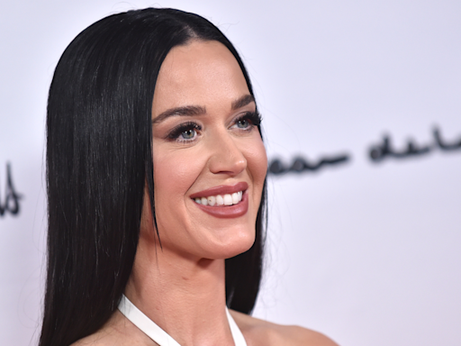 Katy Perry dévoile sa nouvelle silhouette émaciée en posant dans un micro-short, et cela inquiète sa communauté