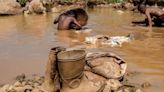 El Callao, el pueblo donde los niños prefieren buscar oro que ir a la escuela