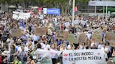 Miles de personas toman las calles de Barcelona para manifestarse contra el turismo masivo