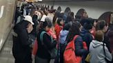 Metro CDMX hoy: 'Revisan' tren en Línea B y usuarios se dicen hartos de tantas fallas