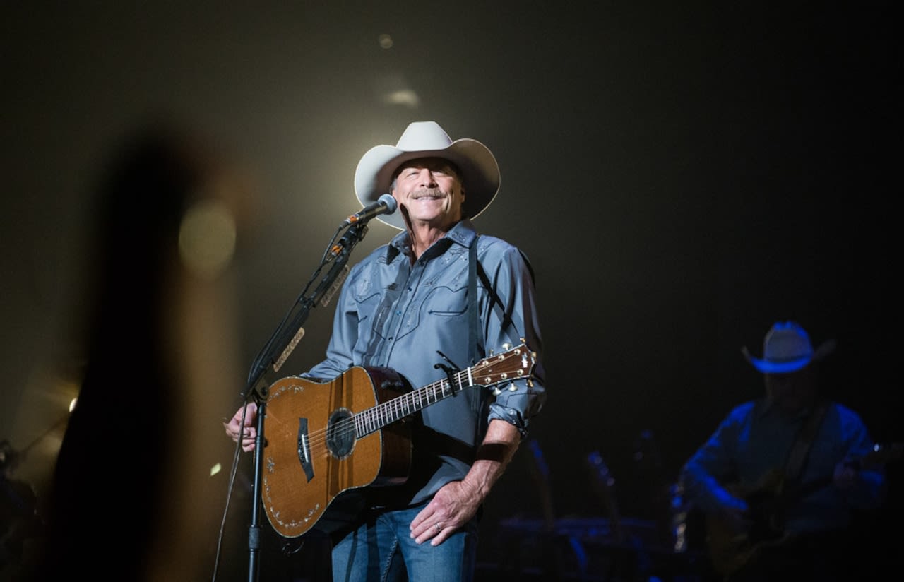 Ailing country music legend kicking off farewell tour in Massachusetts