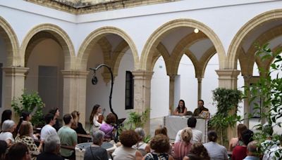 La joven escritora Belén Martos presenta el poemario 'Habitando la desnudez'